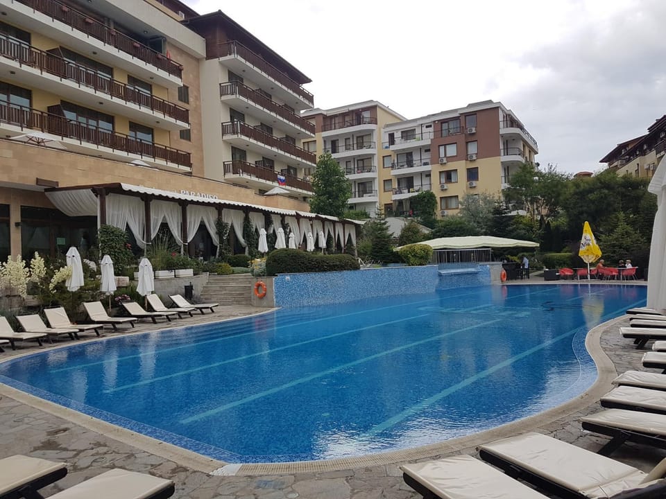 Restaurant/places to eat, Banquet/Function facilities, Swimming pool
