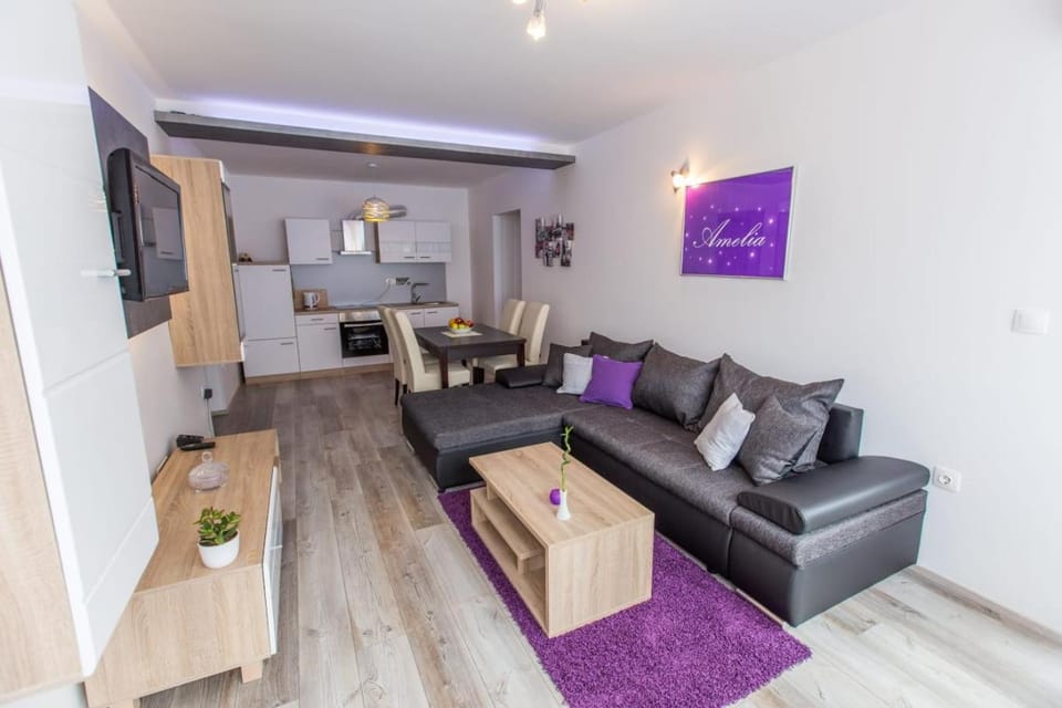 Day, Living room, Seating area, On site