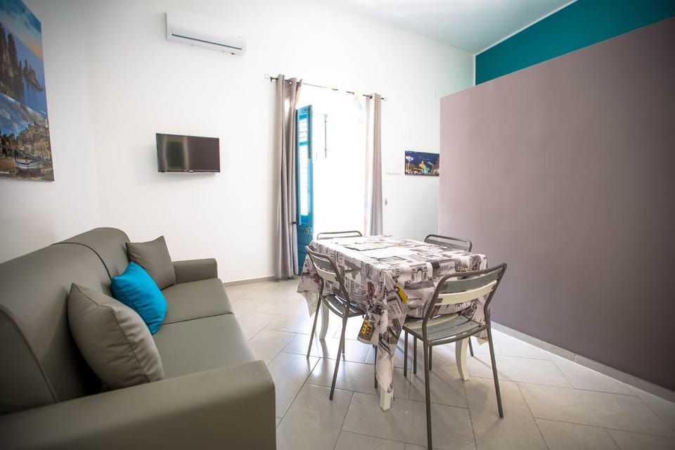 Living room, Photo of the whole room, Dining area