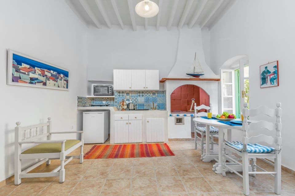 Kitchen or kitchenette, Dining area, oven, stove