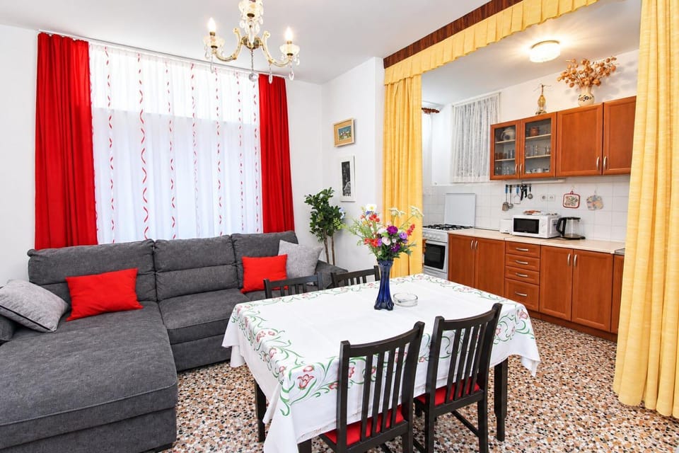 Kitchen or kitchenette, Seating area, Dining area