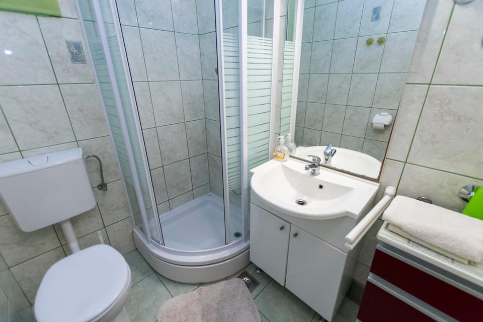 Shower, Toilet, Bathroom, towels