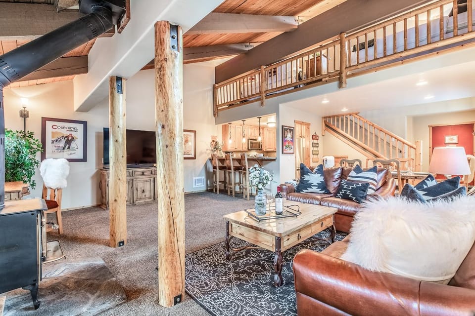 Courchevel 14 Remodeled Light and Bright Mountain Cabin, Walk to Canyon Lodge Slopes Cabin in Mammoth Lakes