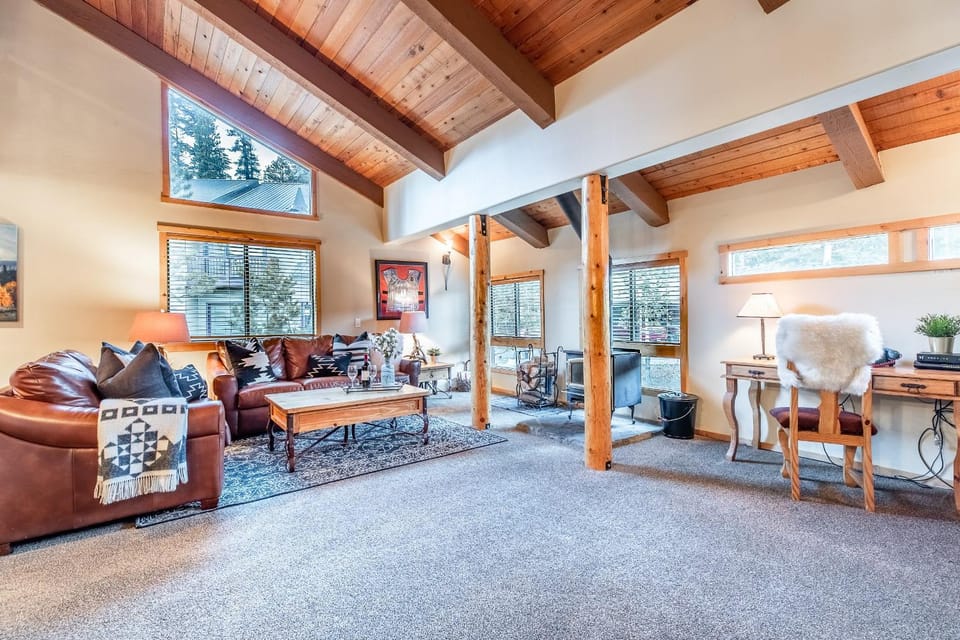 Courchevel 14 Remodeled Light and Bright Mountain Cabin, Walk to Canyon Lodge Slopes Cabin in Mammoth Lakes