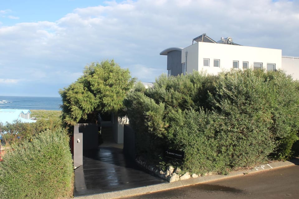 Property building, Facade/entrance, Parking