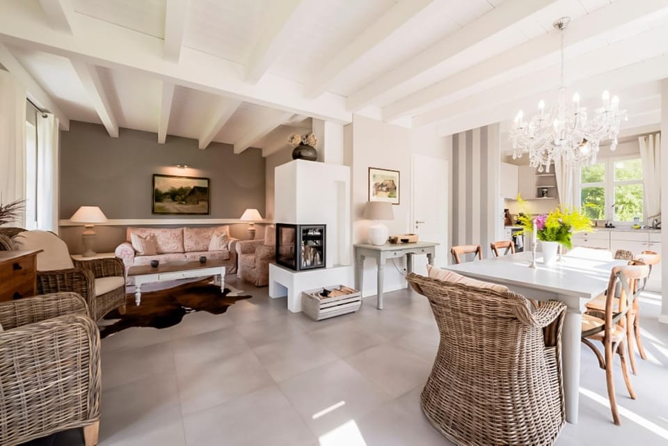 Living room, Seating area, Dining area, fireplace