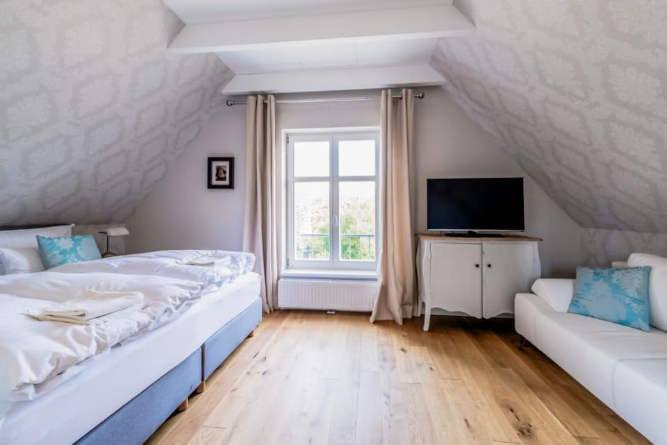 Bed, TV and multimedia, Bedroom
