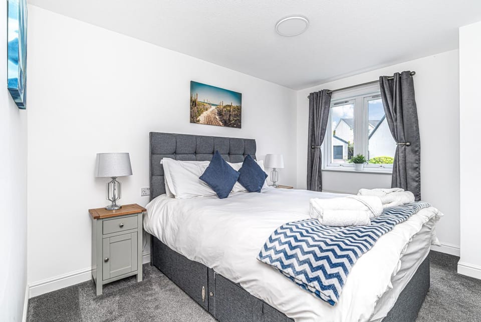 Super Prime Luxury Waterfront View DBay by TBA Apartment in Scotland