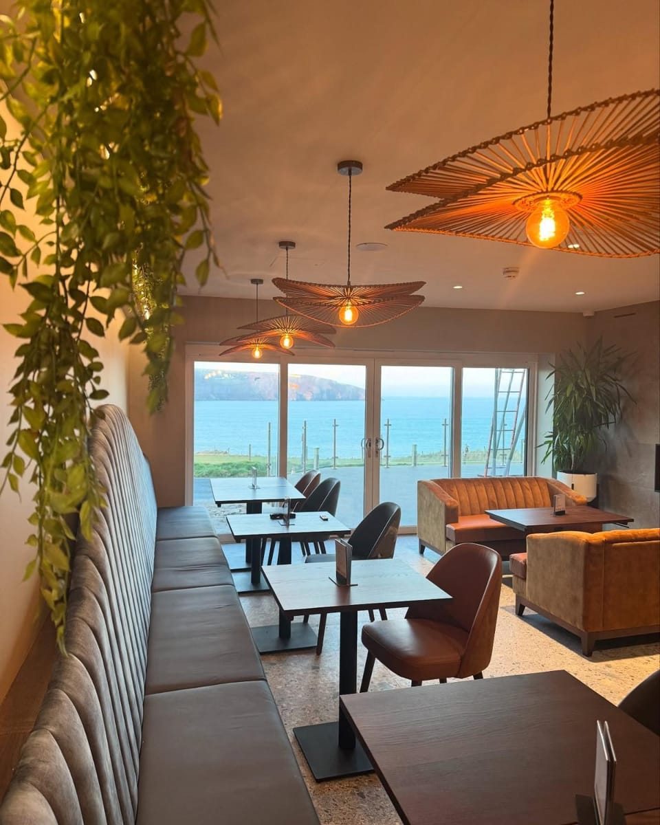 Restaurant/places to eat, Seating area