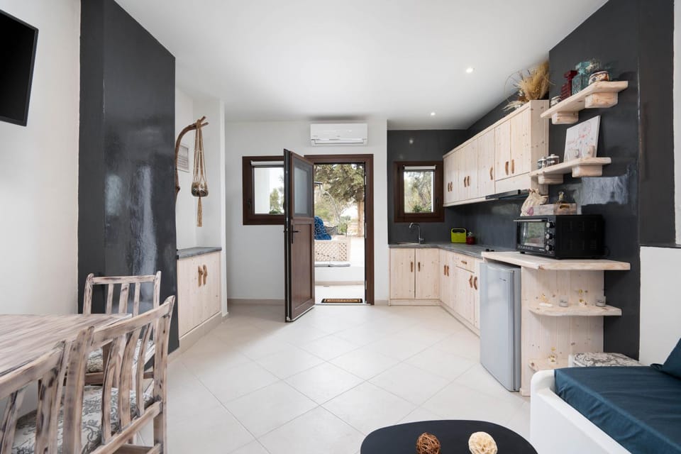 Facade/entrance, Kitchen or kitchenette, Dining area, kitchen