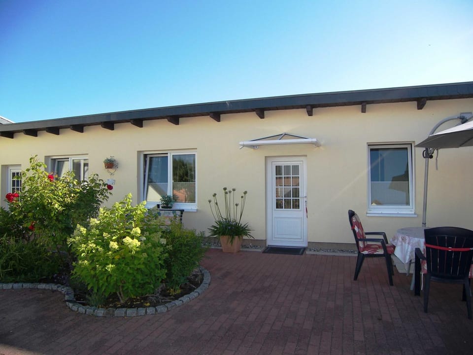 Property building, Patio, Garden, Dining area, Garden view