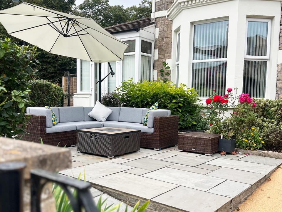 Property building, Balcony/Terrace, Seating area