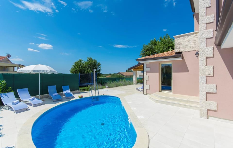 Property building, Garden, Swimming pool