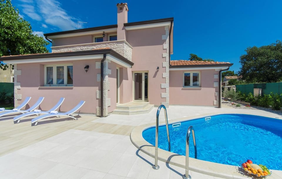 Property building, Garden, Swimming pool