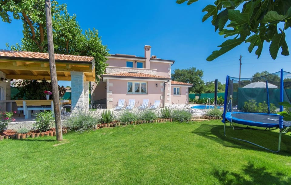 Property building, Garden, Swimming pool