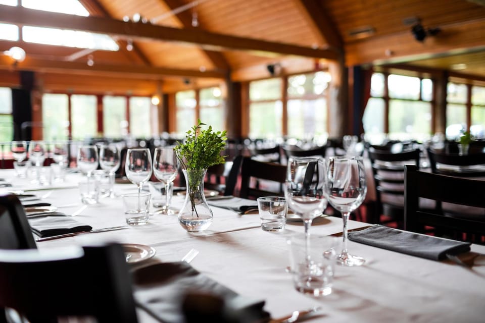 Restaurant/places to eat, Food and drinks, Dining area