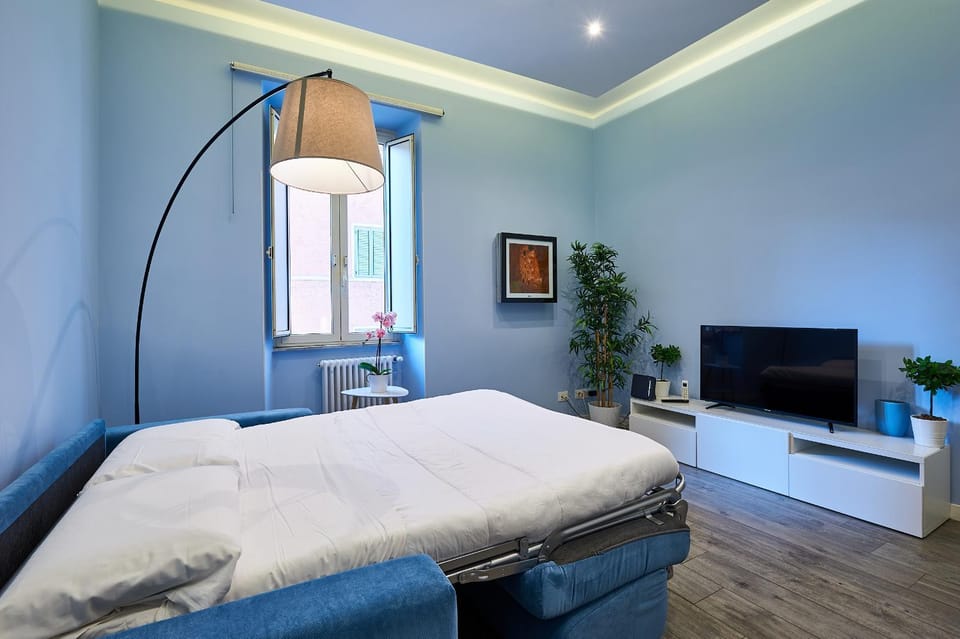 Communal lounge/ TV room, Bed, TV and multimedia, Bedroom