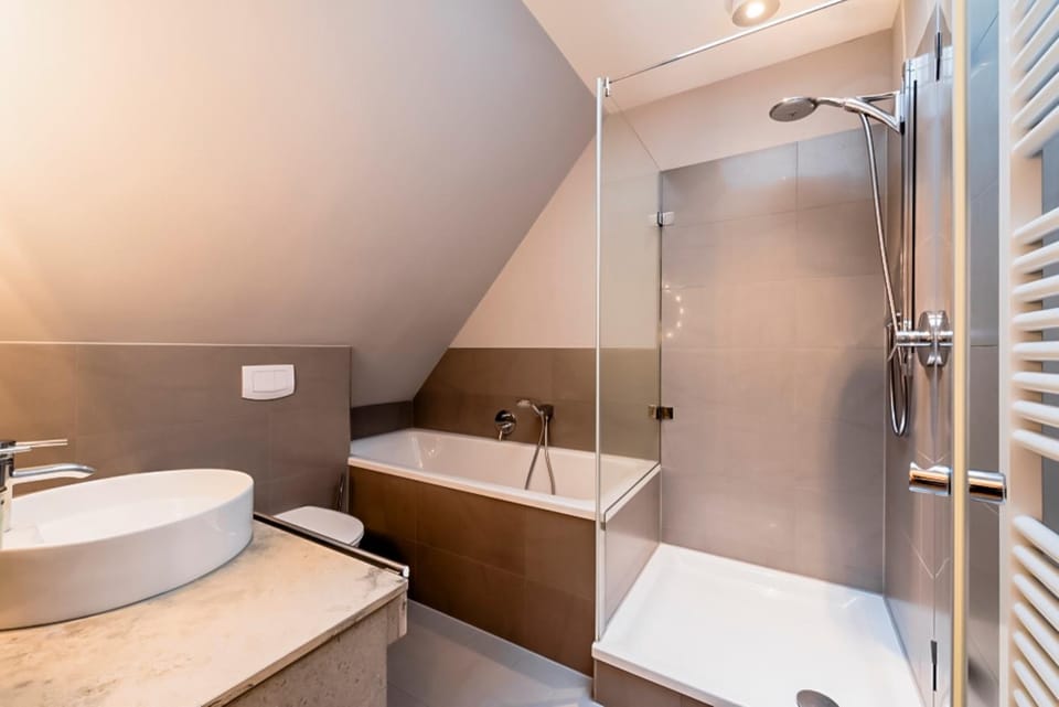 Shower, Toilet, Bathroom, Bath