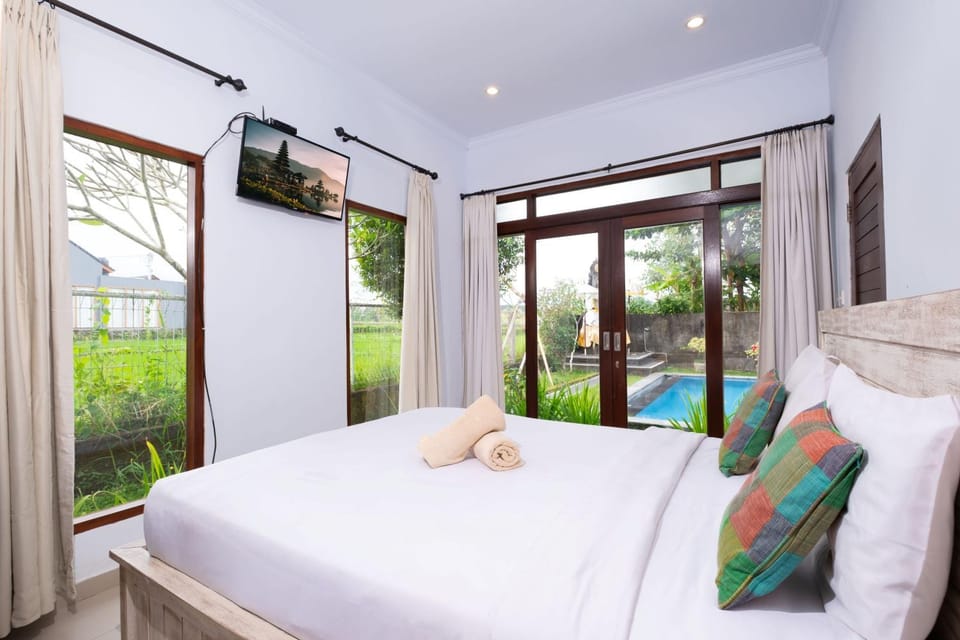 Bed, TV and multimedia, Bedroom, Garden view, Pool view, towels