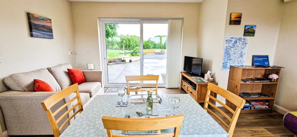 Communal lounge/ TV room, TV and multimedia, Living room, Dining area