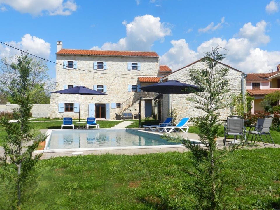Property building, Garden, Garden view, Swimming pool, sunbed