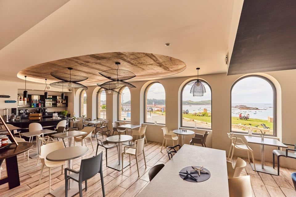 Seating area, Breakfast