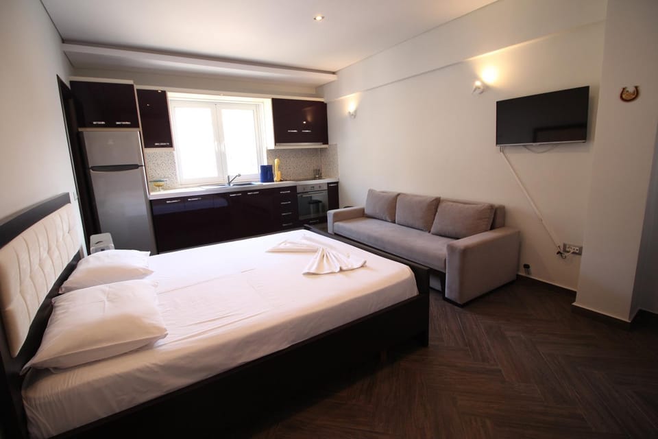 Bed, TV and multimedia, Living room, Seating area