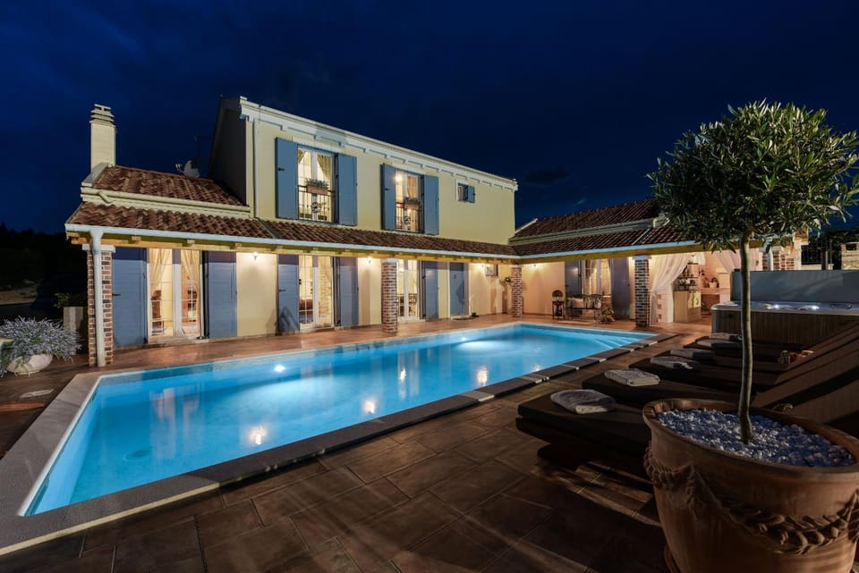 Swimming pool, Swimming pool