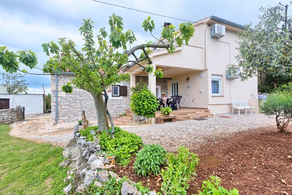 Property building, Patio, Facade/entrance, Garden