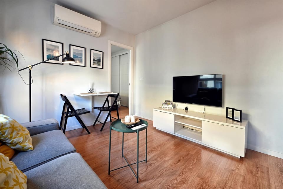 TV and multimedia, Living room, Seating area, Dining area, air conditioner