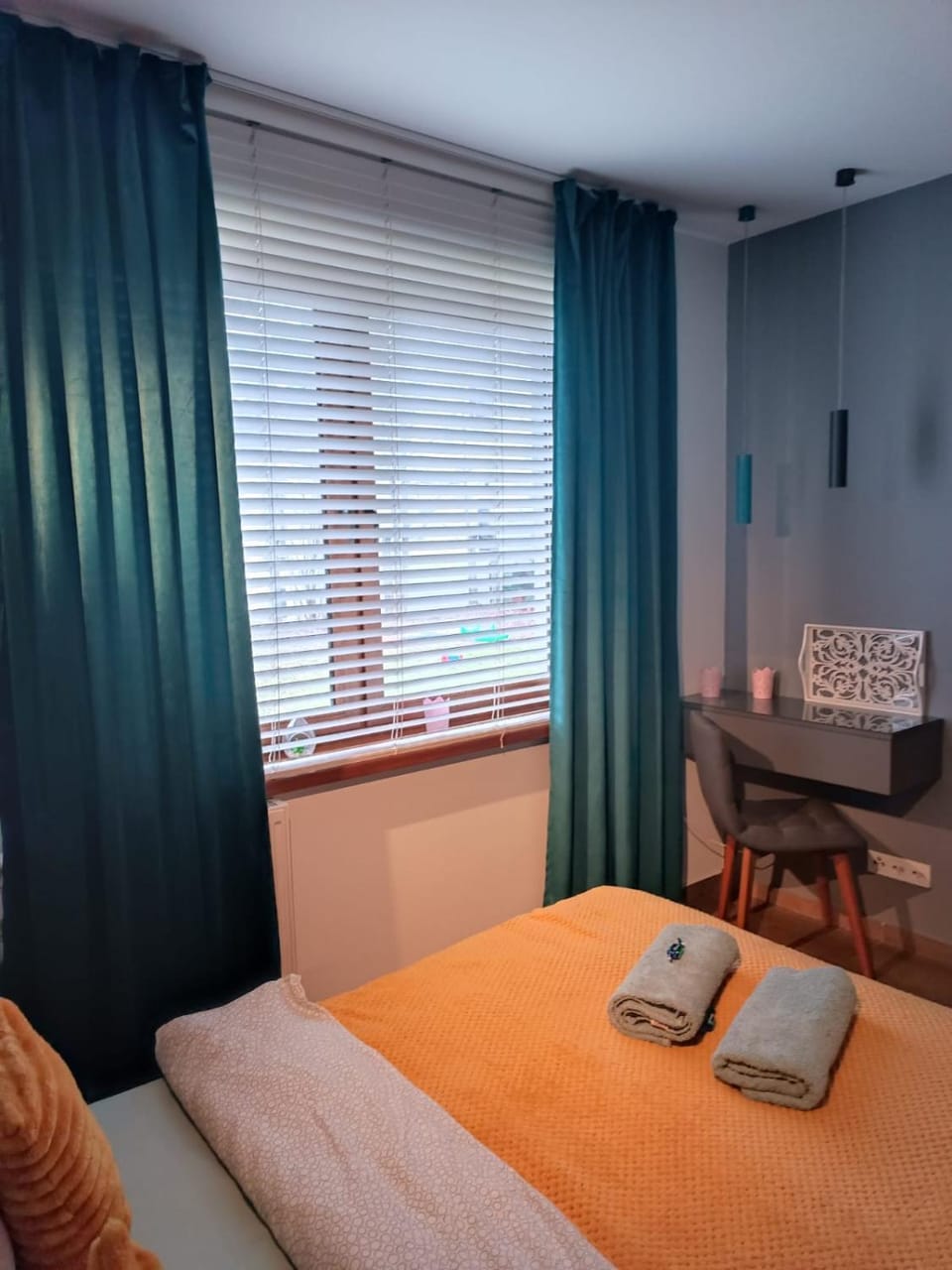 Bed, Bedroom, towels
