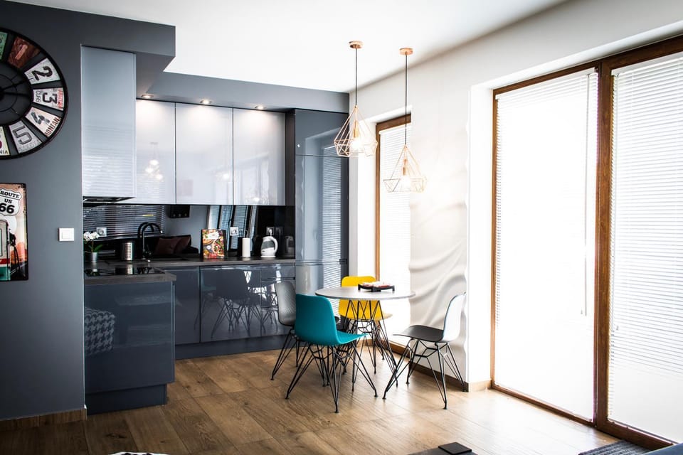 Kitchen or kitchenette, Dining area