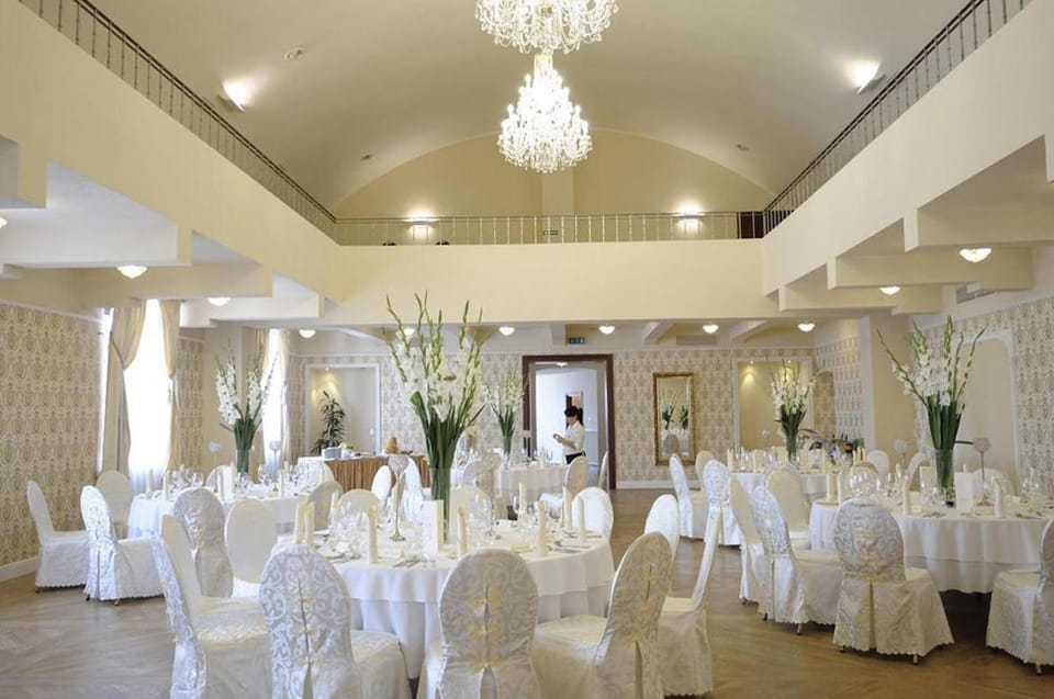Restaurant/places to eat, Banquet/Function facilities