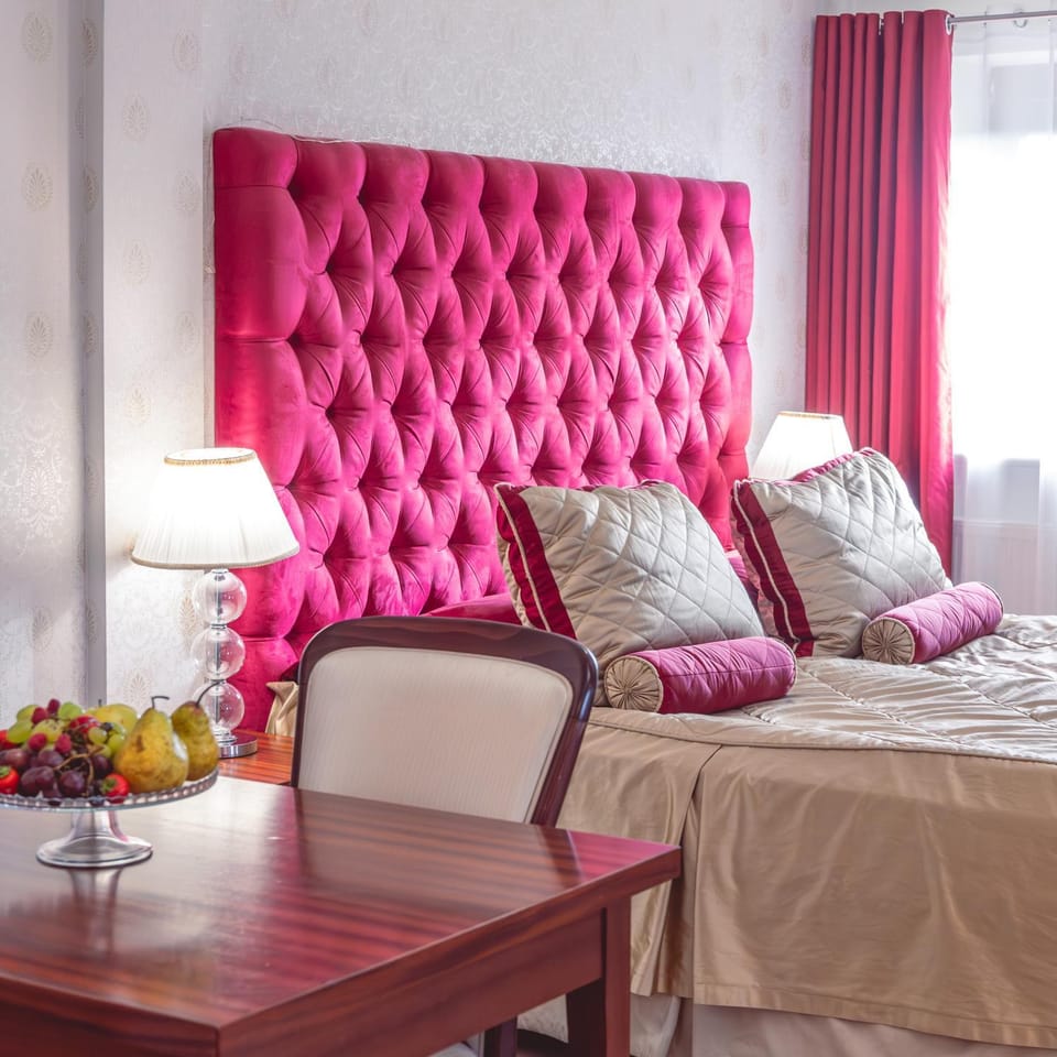 Bed, Seating area, Bedroom