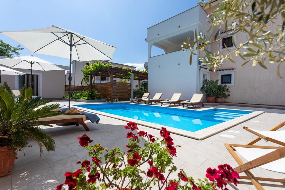Property building, Patio, Day, Garden, Pool view, Swimming pool, Swimming pool, sunbed