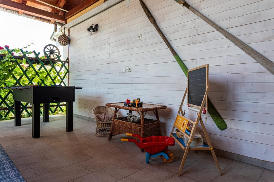 Property building, BBQ facilities, Entertainment