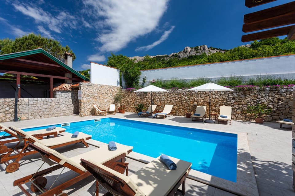 Patio, Day, Natural landscape, Mountain view, Pool view, Swimming pool, sunbed