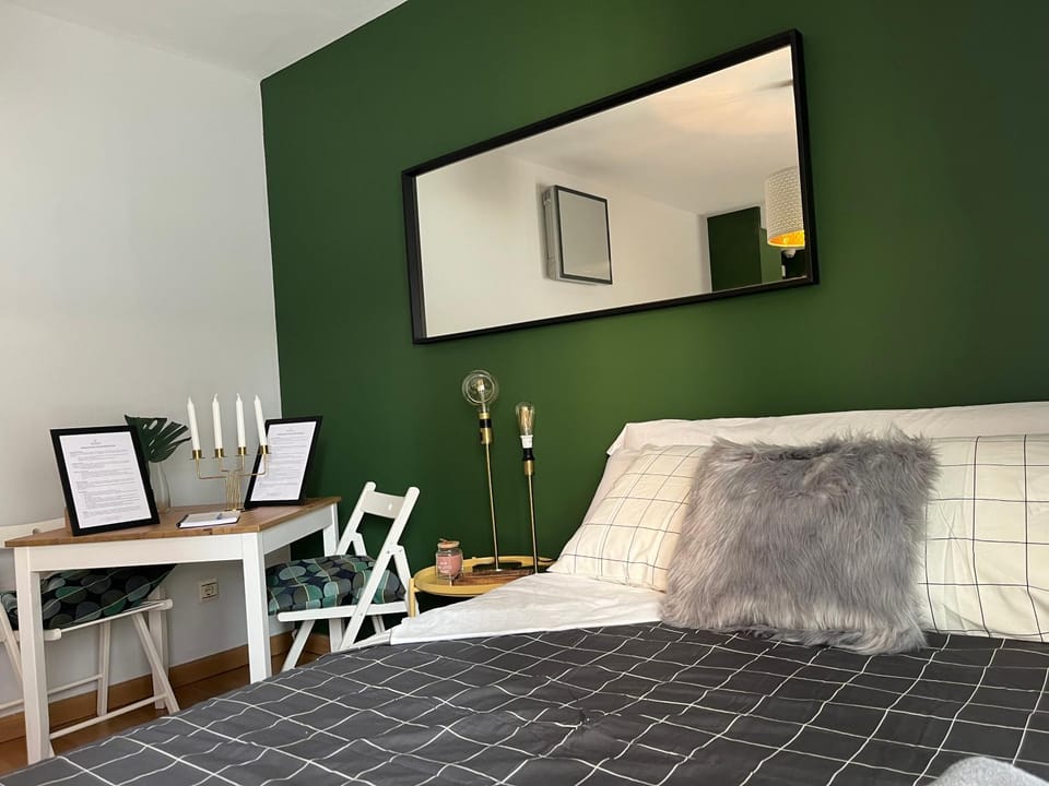 Bed, Photo of the whole room, hair dresser