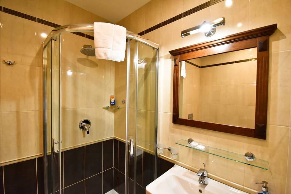 Shower, Bathroom, towels