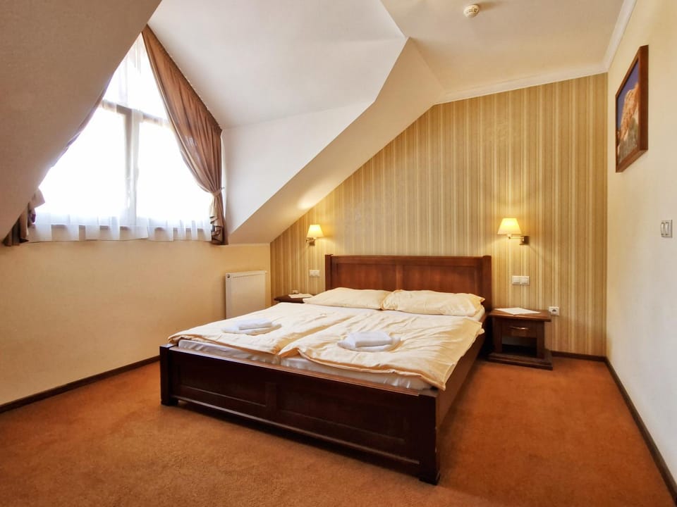 Photo of the whole room, Bedroom, towels