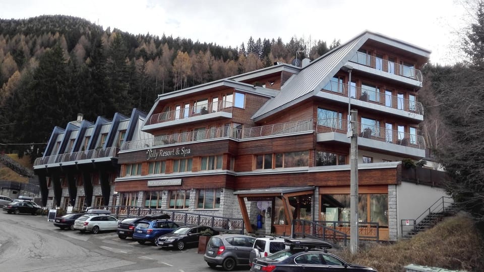 Property building, Facade/entrance, Day, Natural landscape, Mountain view, Parking