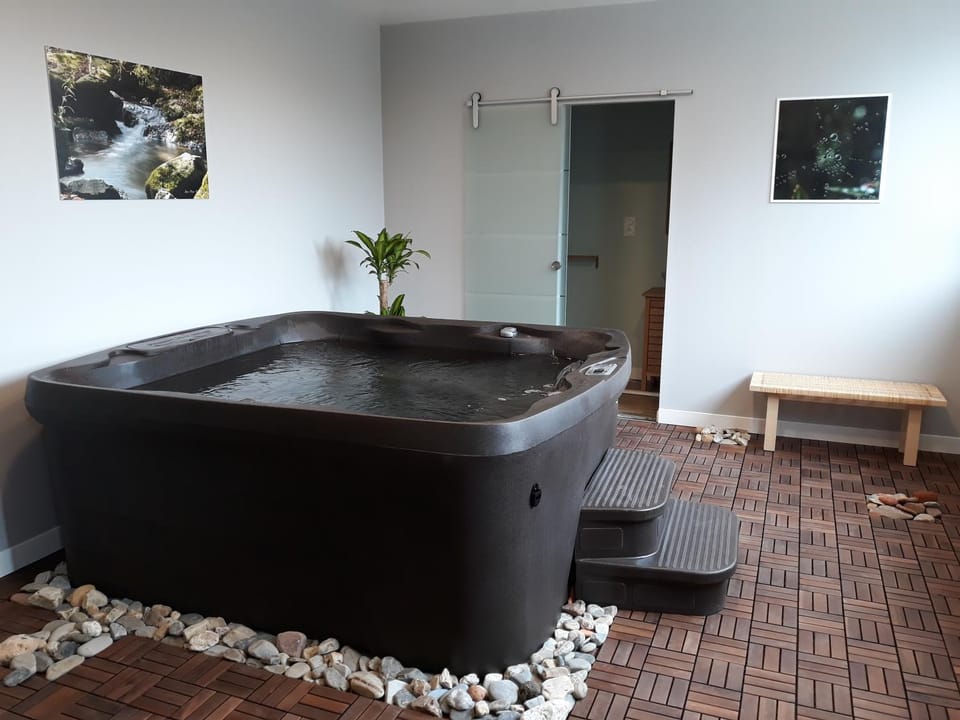 Hot Tub, Spa and wellness centre/facilities