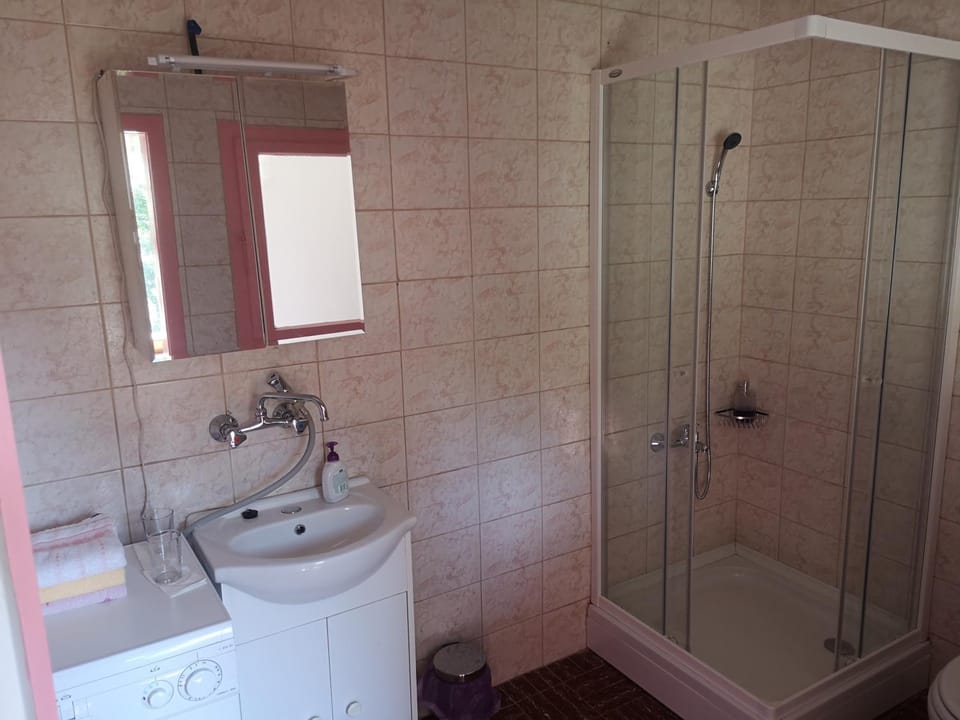 Shower, Toilet, Bathroom, towels, washing machine