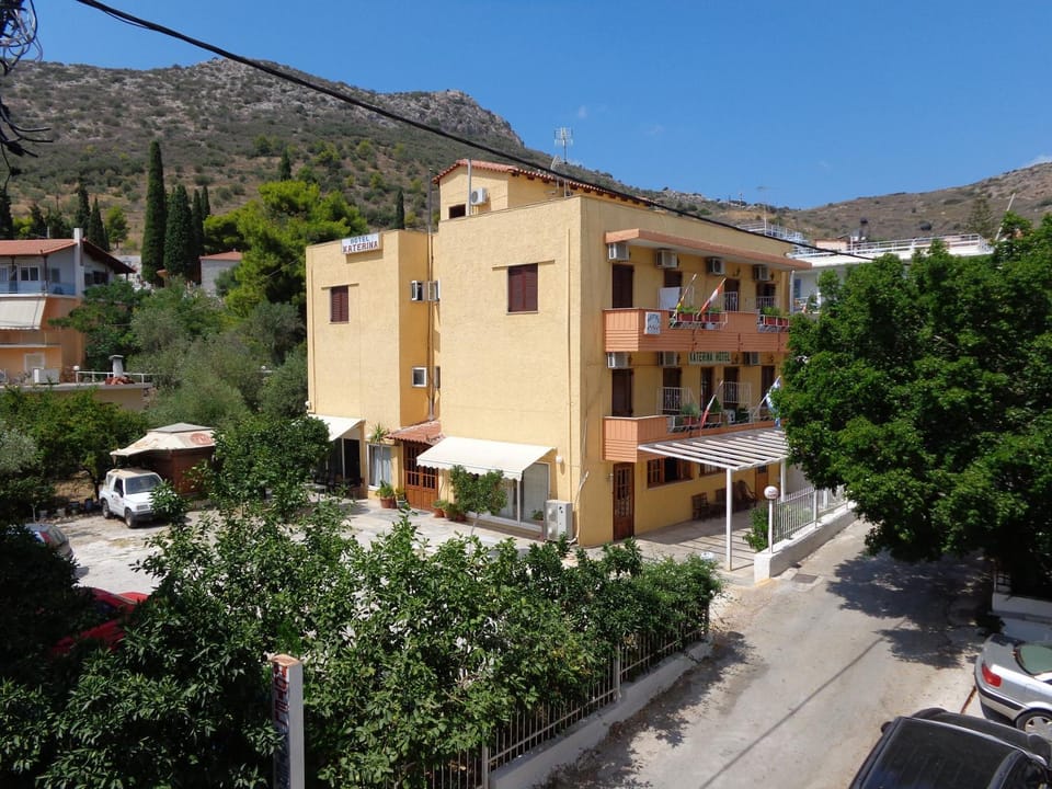 Facade/entrance, Area and facilities