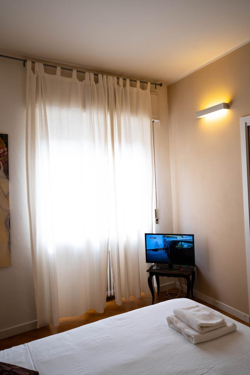 Communal lounge/ TV room, Bed, TV and multimedia, Photo of the whole room, Bedroom