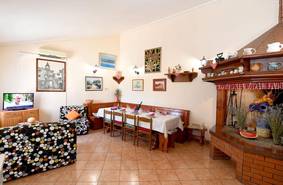 Living room, Dining area