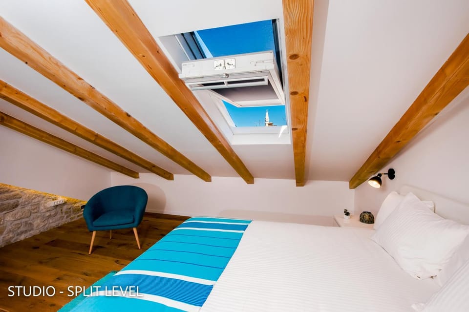 Bed, Photo of the whole room, Bedroom, City view, Landmark view, towels, air conditioner