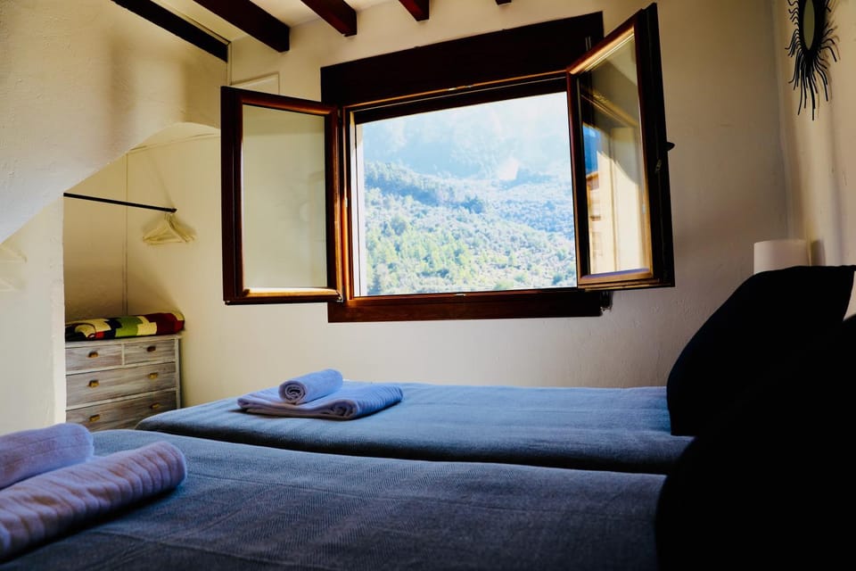 Bed, Photo of the whole room, Bedroom, Mountain view