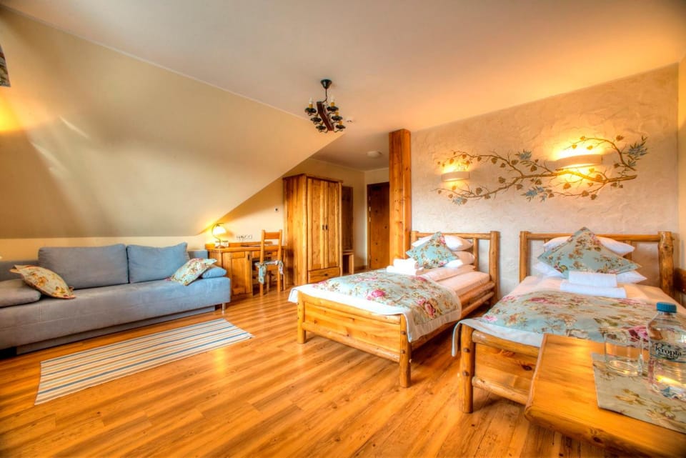 Bed, Natural landscape, Balcony/Terrace, Photo of the whole room, Decorative detail, Seating area, Bedroom, Family