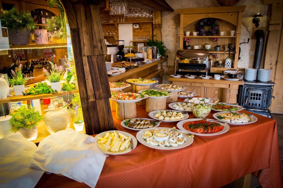 Staff, Restaurant/places to eat, Restaurant/places to eat, Spring, Food close-up, People, Summer, Food and drinks, On site, Food, Guests, Garden view, Mountain view, Breakfast, Buffet breakfast, American breakfast, Lunch, Dinner, Drinks, Alcoholic drinks, Non alcoholic drinks, Sunrise, group of guests, Family